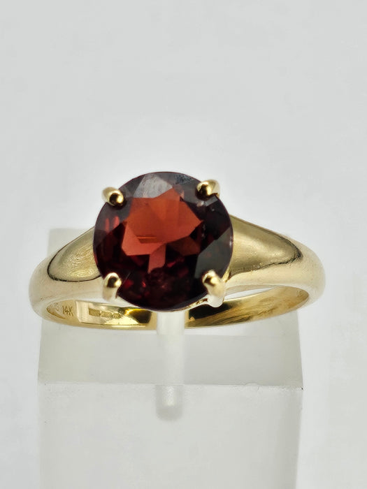 1293: Vintage: 9ct Gold Round Cut Almandine Garnet Solitaire Ring-