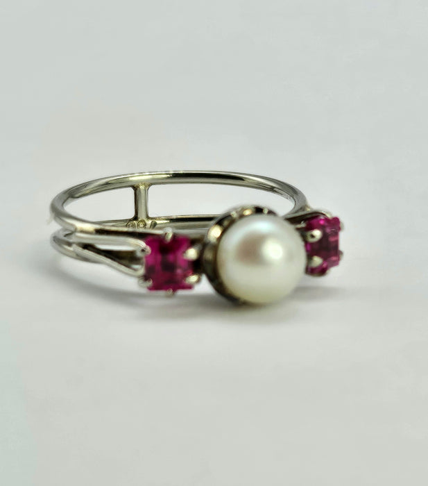 0810: Vintage: 18ct White Gold Cultured Pearl Rubies 3_Stone Ring- eclectic design