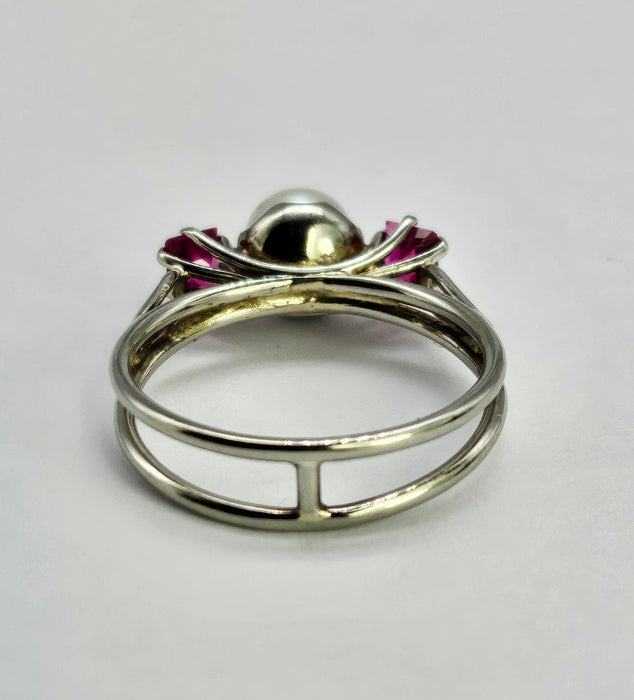 0810: Vintage: 18ct White Gold Cultured Pearl Rubies 3_Stone Ring- eclectic design