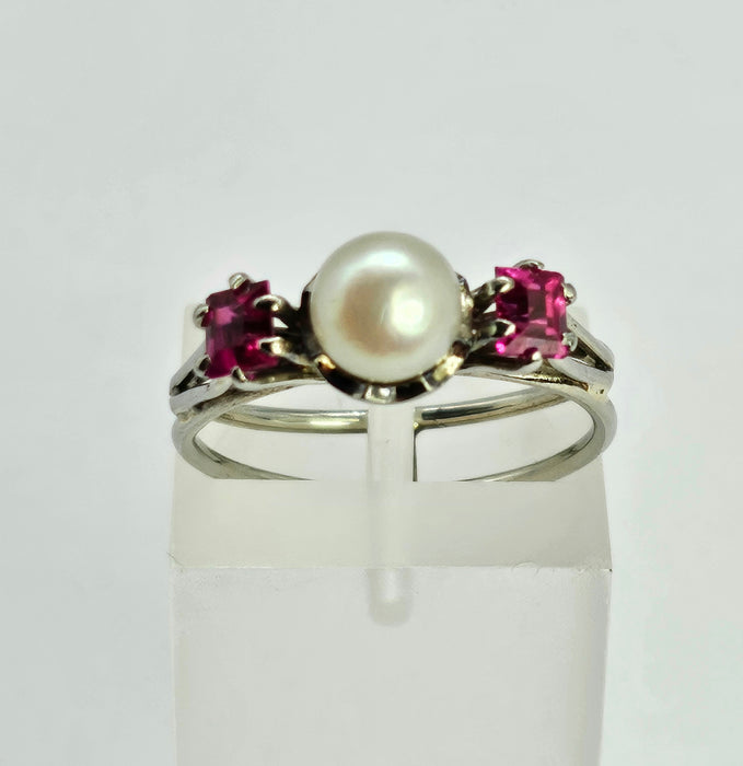 0810: Vintage: 18ct White Gold Cultured Pearl Rubies 3_Stone Ring- eclectic design