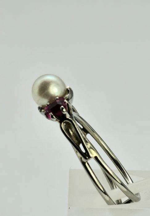 0810: Vintage: 18ct White Gold Cultured Pearl Rubies 3_Stone Ring- eclectic design