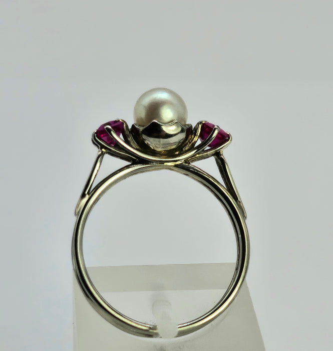 0810: Vintage: 18ct White Gold Cultured Pearl Rubies 3_Stone Ring- eclectic design