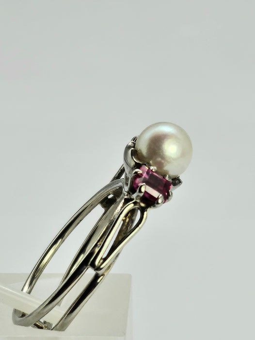 0810: Vintage: 18ct White Gold Cultured Pearl Rubies 3_Stone Ring- eclectic design