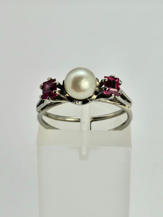 0810: Vintage: 18ct White Gold Cultured Pearl Rubies 3_Stone Ring- eclectic design