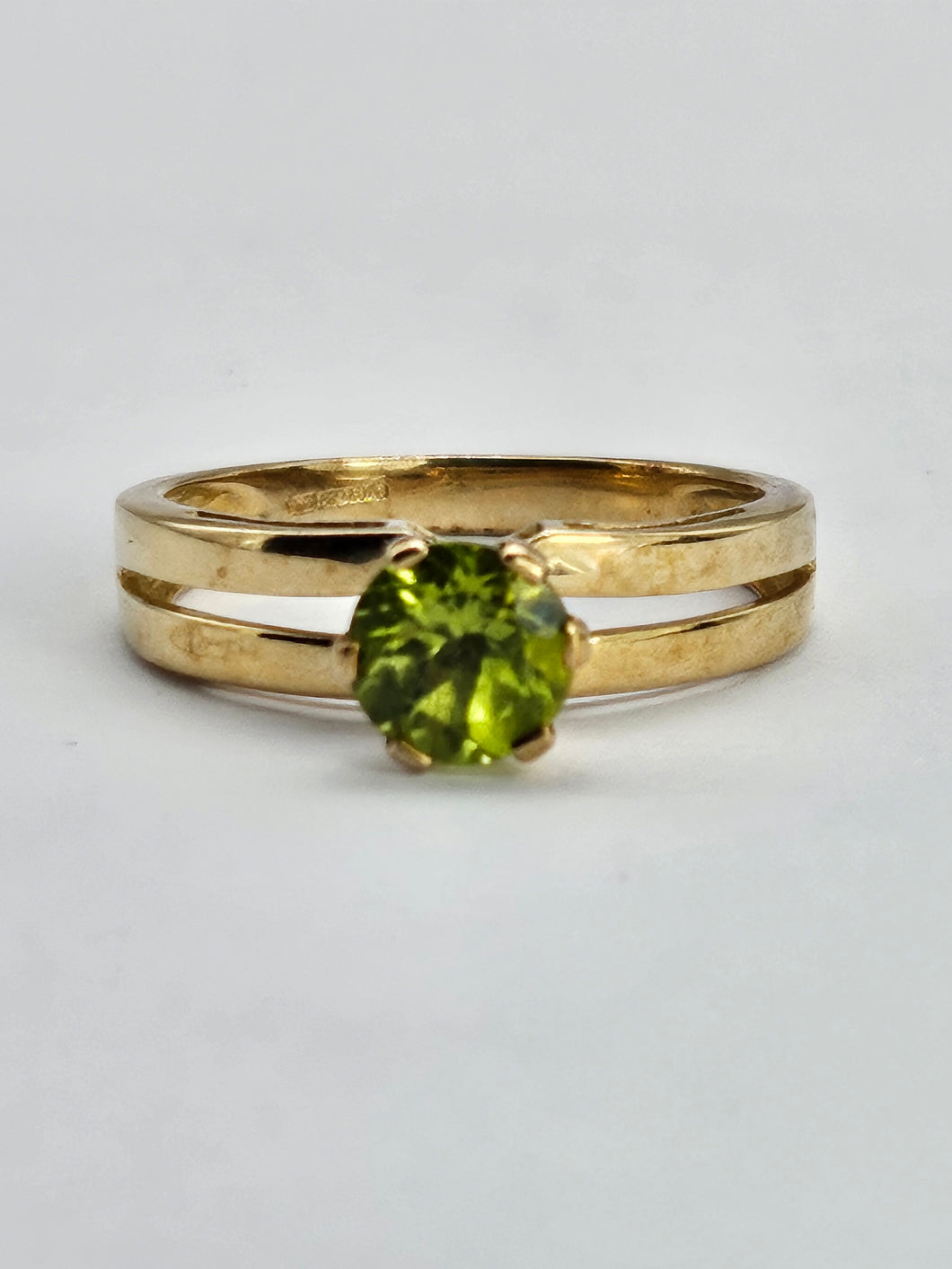 1326: Vintage: 9ct Gold Round Cut Green Garnet Ring-lovely cut and colours