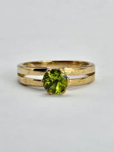 1326: Vintage: 9ct Gold Round Cut Green Garnet Ring-lovely cut and colours