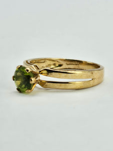 1326: Vintage: 9ct Gold Round Cut Green Garnet Ring-lovely cut and colours