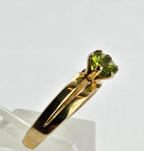 Load image into Gallery viewer, 1326: Vintage: 9ct Gold Round Cut Green Garnet Ring-lovely cut and colours
