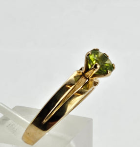 1326: Vintage: 9ct Gold Round Cut Green Garnet Ring-lovely cut and colours