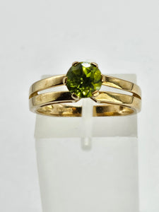 1326: Vintage: 9ct Gold Round Cut Green Garnet Ring-lovely cut and colours