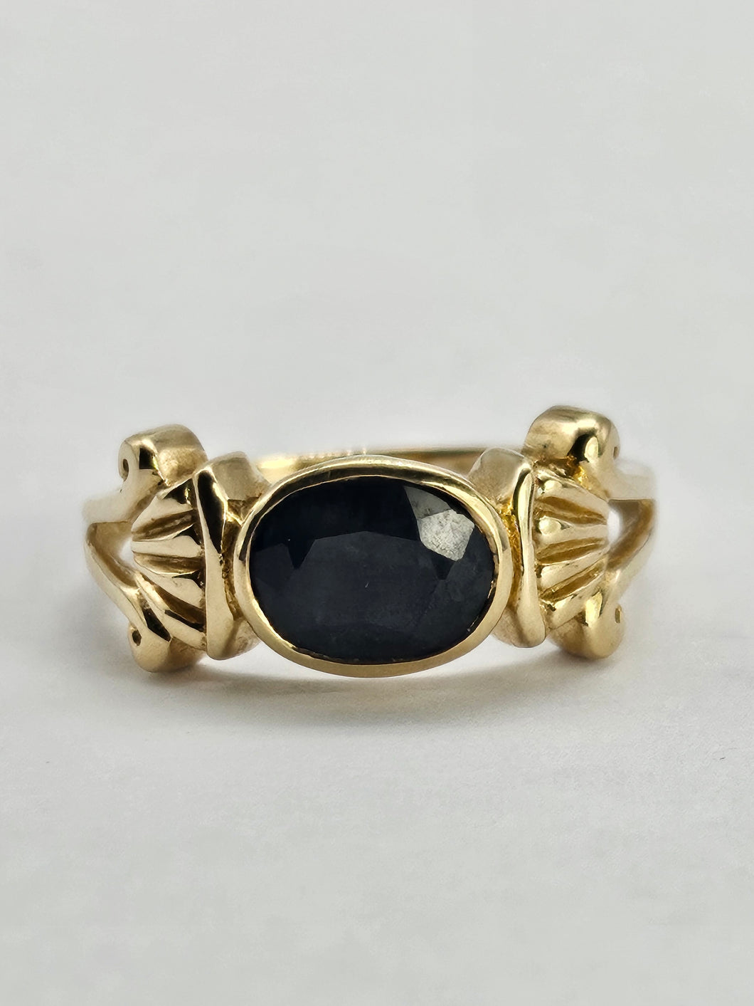 1323: Vintage: 9ct Gold Australian Blue Sapphire Art Deco Style Ring