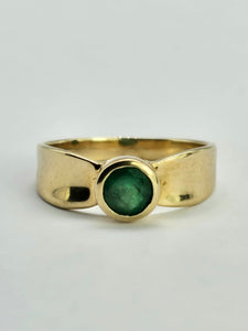 1303: Vintage: 9ct Gold Round Cut Emerald Solitaire Ring- a beauty