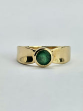 Load image into Gallery viewer, 1303: Vintage: 9ct Gold Round Cut Emerald Solitaire Ring- a beauty
