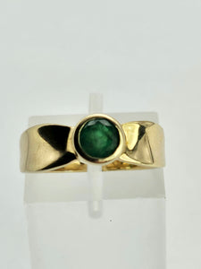 1303: Vintage: 9ct Gold Round Cut Emerald Solitaire Ring- a beauty