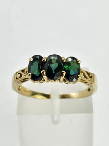 1322: Vintage: Rare 9ct Gold Green Garnet Trilogy Ring lovely cut and colours