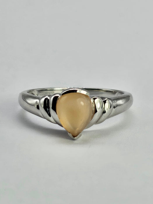 1049: Vintage: 9ct White Gold Cabochon Cut Opal Solitaire Ring