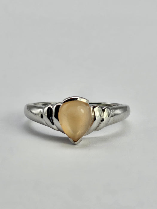 1049: Vintage: 9ct White Gold Cabochon Cut Opal Solitaire Ring