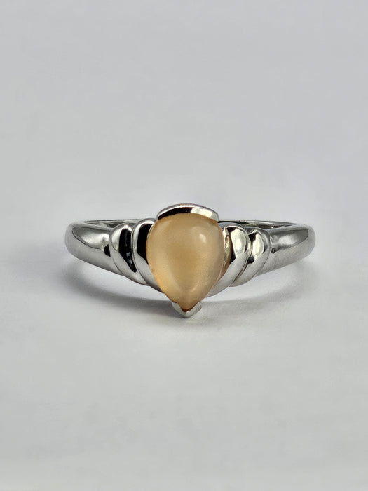 1049: Vintage: 9ct White Gold Cabochon Cut Opal Solitaire Ring