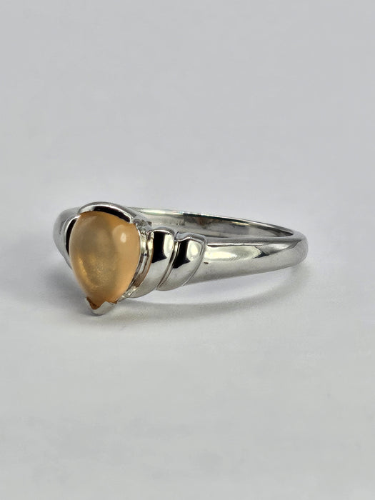 1049: Vintage: 9ct White Gold Cabochon Cut Opal Solitaire Ring