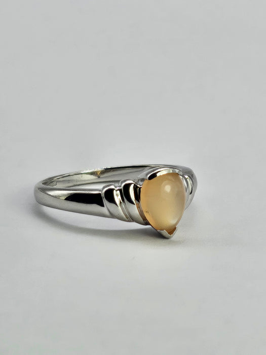 1049: Vintage: 9ct White Gold Cabochon Cut Opal Solitaire Ring
