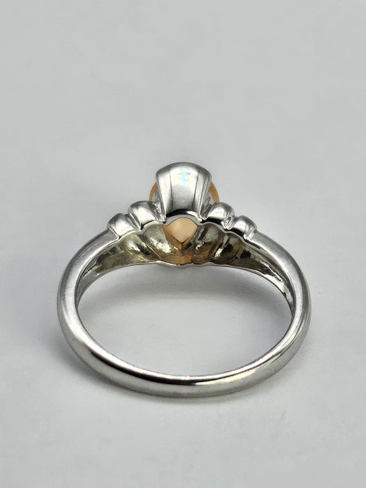 1049: Vintage: 9ct White Gold Cabochon Cut Opal Solitaire Ring