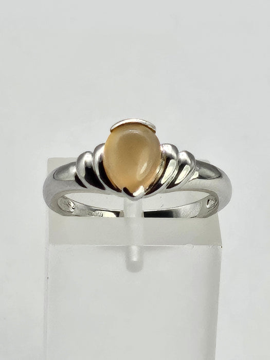 1049: Vintage: 9ct White Gold Cabochon Cut Opal Solitaire Ring