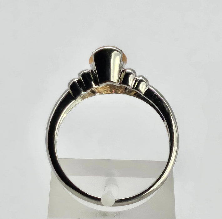 1049: Vintage: 9ct White Gold Cabochon Cut Opal Solitaire Ring
