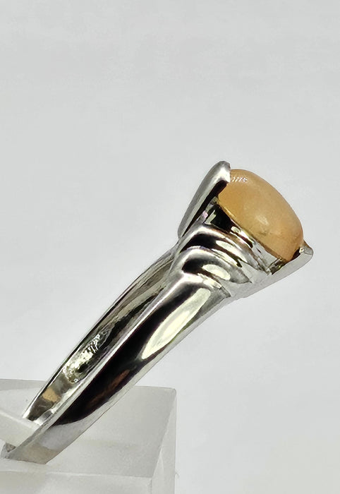 1049: Vintage: 9ct White Gold Cabochon Cut Opal Solitaire Ring