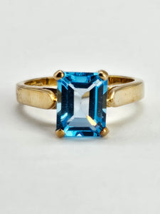 1251: Vintage: 9ct Gold Emerald Cut Swiss Blue Topaz Ring
