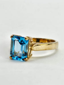 1251: Vintage: 9ct Gold Emerald Cut Swiss Blue Topaz Ring