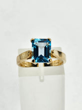 Cargar imagen en el visor de la galería, 1251: Vintage: 9ct Gold Emerald Cut Swiss Blue Topaz Ring
