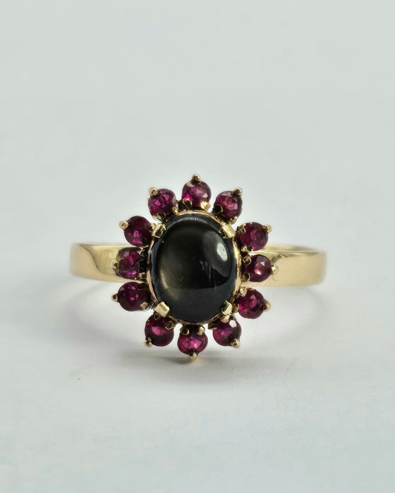 0047: Vintage: Exquisite 14ct Gold Star Sapphire 12 Rubies Flower Head Ring- striking symmetry