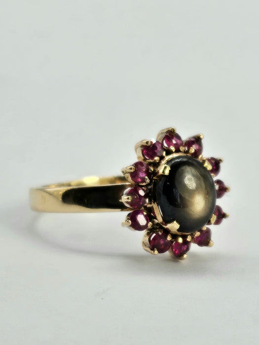0047: Vintage: Exquisite 14ct Gold Star Sapphire 12 Rubies Flower Head Ring- striking symmetry
