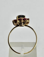 Cargar imagen en el visor de la galería, 0047: Vintage: Exquisite 14ct Gold Star Sapphire 12 Rubies Flower Head Ring- striking symmetry

