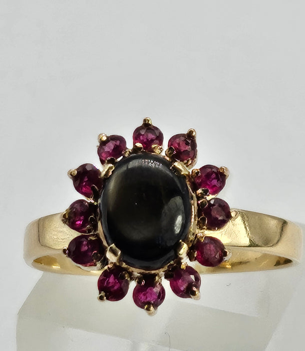 0047: Vintage: Exquisite 14ct Gold Star Sapphire 12 Rubies Flower Head Ring- striking symmetry