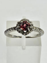 Cargar imagen en el visor de la galería, 1004: Vintage 18ct White Gold Pink Rhodolite Garnet Diamonds Ring- elegant, exquisite, eye candy
