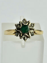 Cargar imagen en el visor de la galería, 1061: Vintage: 18ct Gold Emerald Diamonds Flower Head Ring- Date Mark 1975

