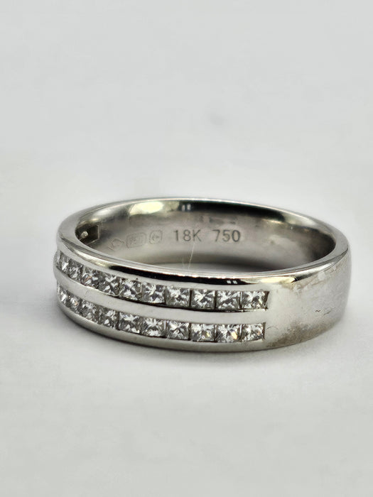 1059: Vintage: 18ct White Gold Diamonds Stacker/Dress Ring- crisp, clean , eye candy
