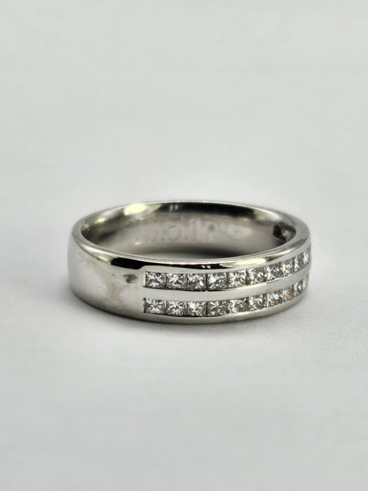 1059: Vintage: 18ct White Gold Diamonds Stacker/Dress Ring- crisp, clean , eye candy