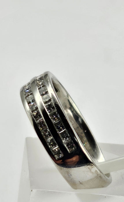 1059: Vintage: 18ct White Gold Diamonds Stacker/Dress Ring- crisp, clean , eye candy
