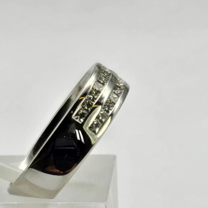 1059: Vintage: 18ct White Gold Diamonds Stacker/Dress Ring- crisp, clean , eye candy