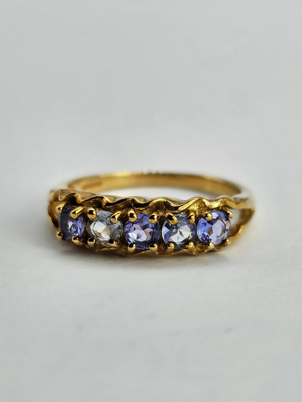 1033: Vintage; 9ct Gold Blue Tanzanites 5 Stone Ring- simple beauty