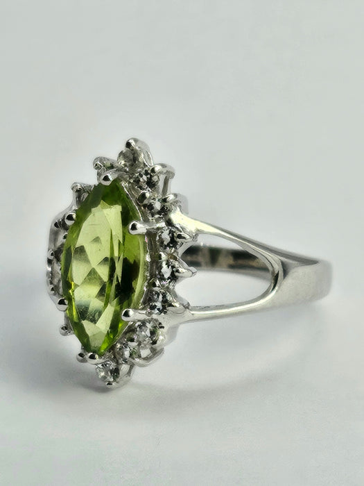 1258: Vintage: 9ct Gold Lime Green Peridot Glacier Topaz Cocktail Ring- lovely combination