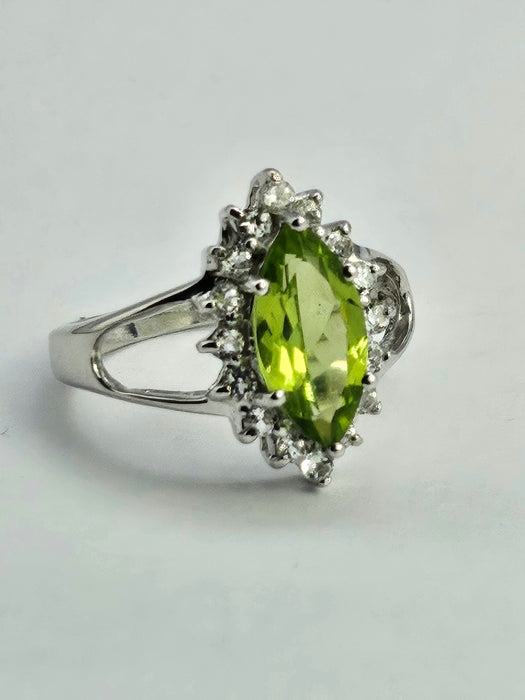 1258: Vintage: 9ct Gold Lime Green Peridot Glacier Topaz Cocktail Ring- lovely combination