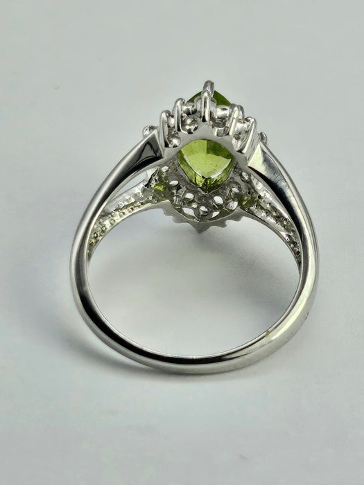 1258: Vintage: 9ct Gold Lime Green Peridot Glacier Topaz Cocktail Ring- lovely combination