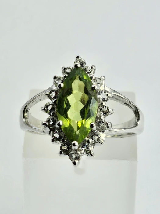 1258: Vintage: 9ct Gold Lime Green Peridot Glacier Topaz Cocktail Ring- lovely combination