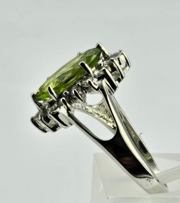 1258: Vintage: 9ct Gold Lime Green Peridot Glacier Topaz Cocktail Ring- lovely combination