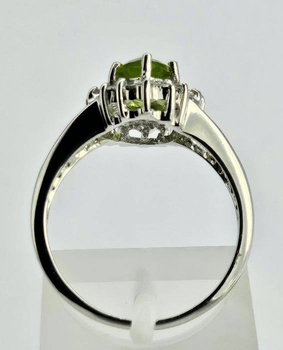 1258: Vintage: 9ct Gold Lime Green Peridot Glacier Topaz Cocktail Ring- lovely combination