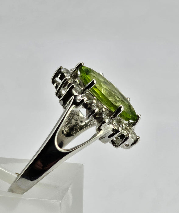 1258: Vintage: 9ct Gold Lime Green Peridot Glacier Topaz Cocktail Ring- lovely combination