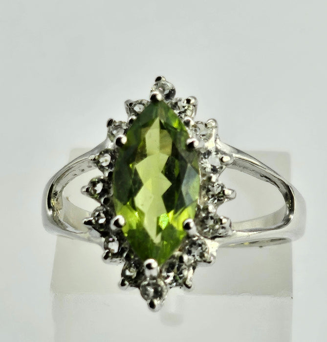 1258: Vintage: 9ct Gold Lime Green Peridot Glacier Topaz Cocktail Ring- lovely combination